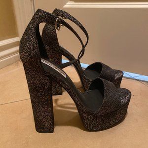 *NEVER WORN* Black STEVE MADDEN Heels